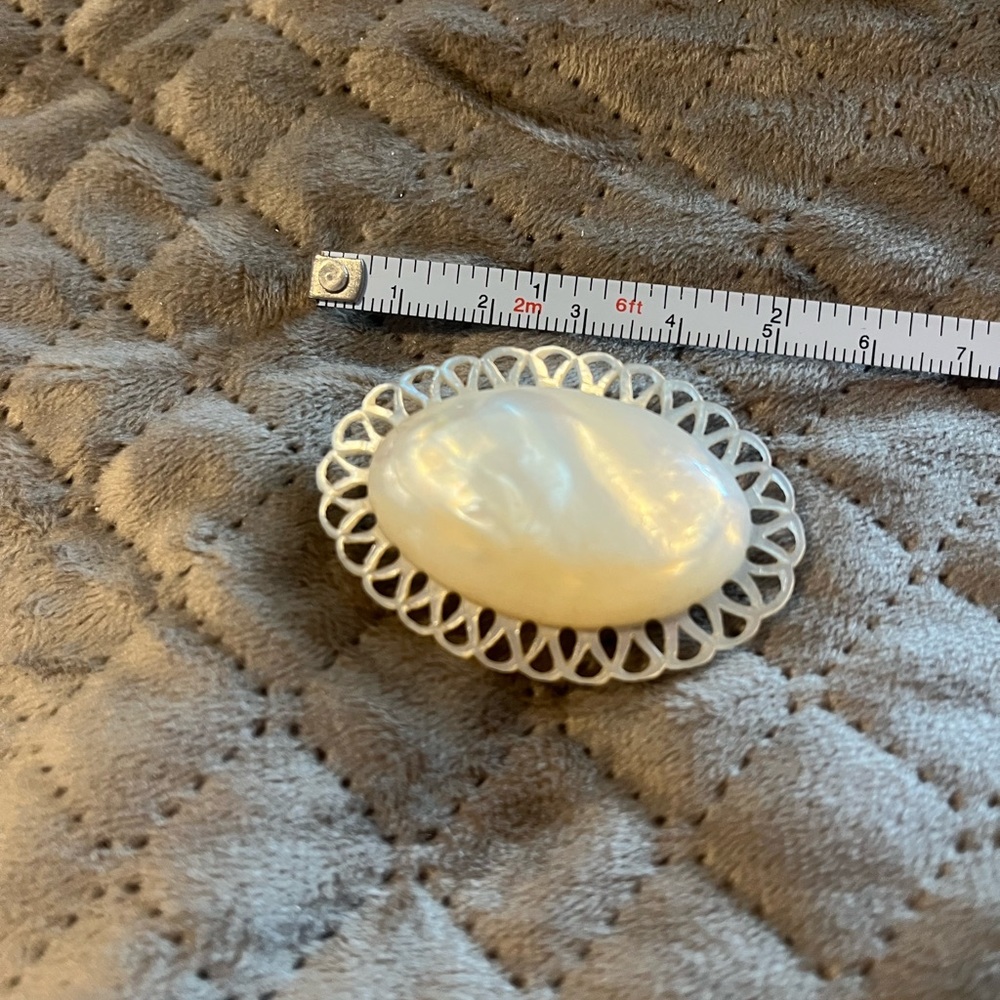 Hand carved mother of pearl brooch. - Picture 5 of 6